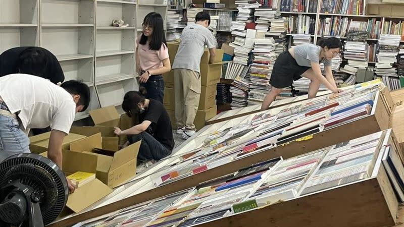 台北市水準書店，這次強震後書櫃全倒，書友熱心協助。（圖／翻攝自水準書局臉書粉專頁）