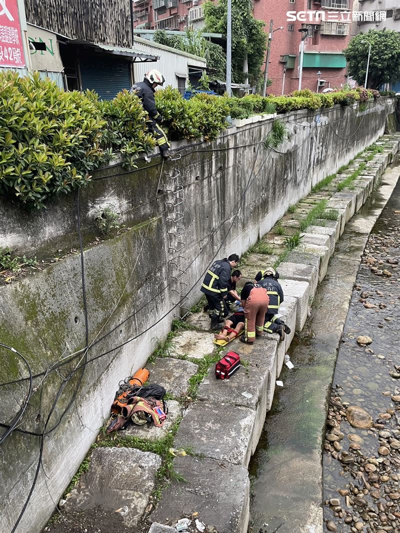 新北孫男酒後行經五福路時，不慎失足墜落五股坑溪。（圖／翻攝畫面）