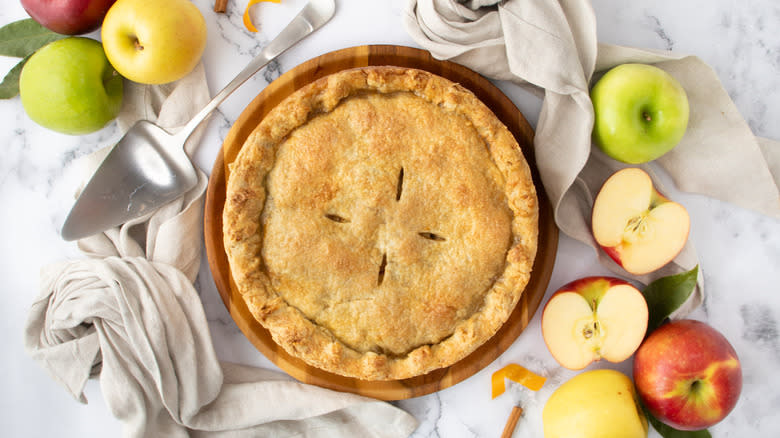 pie with napkin and apples