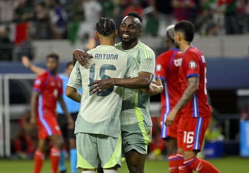 Uriel Antuna (15) abraza a Julián Quiñones después de anotar el segundo gol en el triunfo de México ante Panamá en la Liga de Naciones de la Concacaf