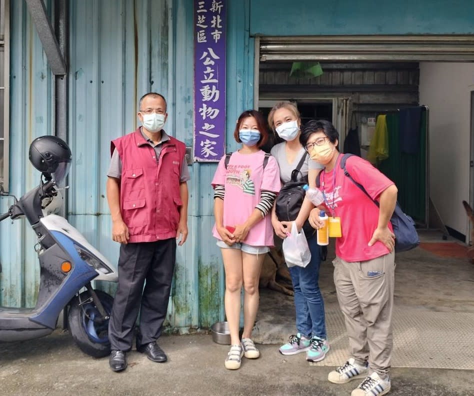 美容師團隊到三芝動物之家擔任一日志工。   圖：新北市動保處提供