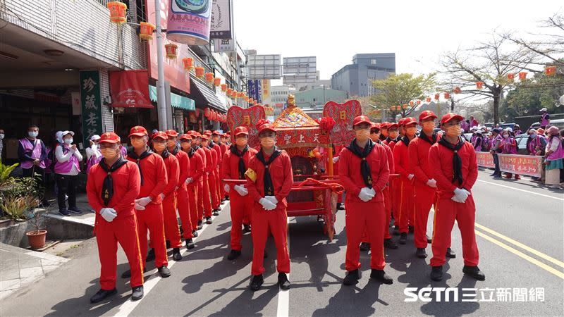 四媽祖遶境隊伍已抵達彰化鹿港天后宮，當地許多居民、店家也紛紛出來參拜、歡迎媽祖娘娘。（圖／記者張雅筑攝）