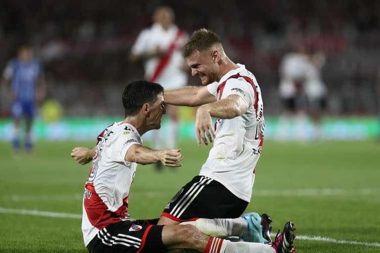 Beltrán festeja su gol con Nacho Fernández, autor de la asistencia