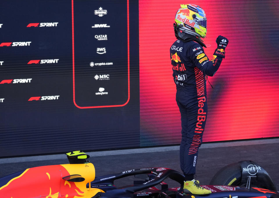 El mexicano Sergio Pérez de la escudería Red Bull celebra tras ganar la carrera sprint en el Gran Premio de Azerbaiyán en Baku el sábado 29 de abril del 2023. (AP Foto/Darko Bandic)