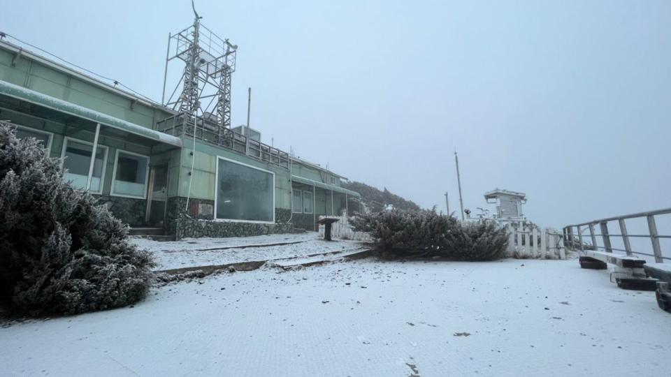 ▲玉山今（25）天清晨下雪，雪景銀白宜人。（圖／中央氣象局）