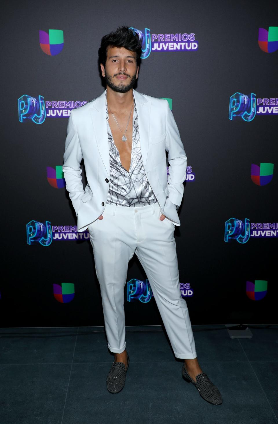 <p>En pleno verano del 2019 asistió a la alfombra plateada de <em>Premios juventud </em>en su quinceava versión. Lució guapísimo en su traje blanco, camisa desabrochada y mocasines de piel. Con mucha personalidad, dejó atrás esa primera imagen rígida de su primera alfombra con su esmoquin azul.</p>