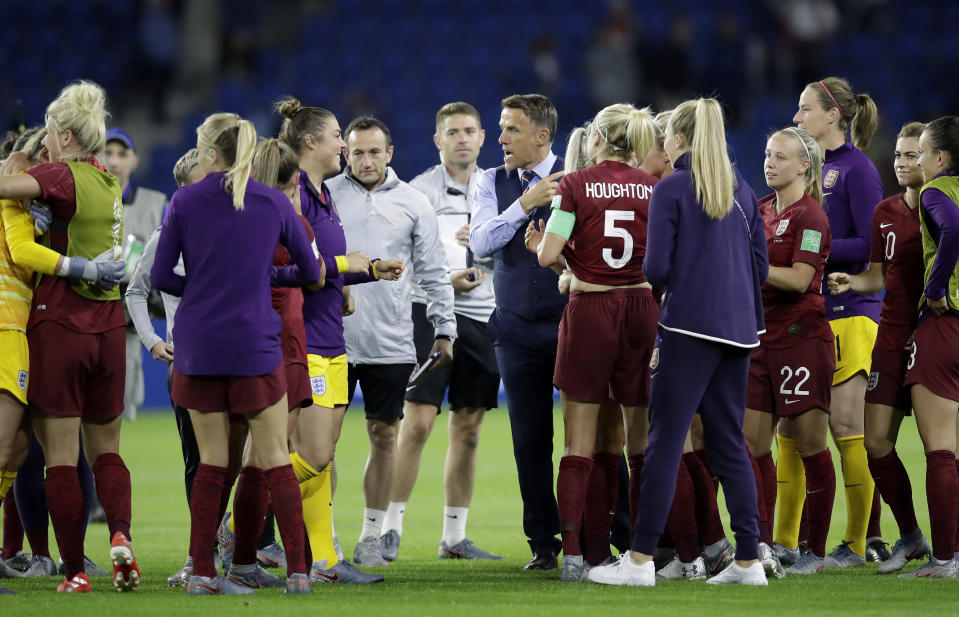 England head coach Philip Neville, center right talks to the players after the Women's World Cup Group D soccer match between England and Argentina at the Stade Oceane in Le Havre, France, Friday, June 14, 2019. (AP Photo/Alessandra Tarantino)