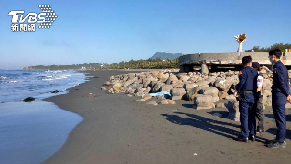 高雄旗津沙灘驚見女浮屍。（圖／警方提供）