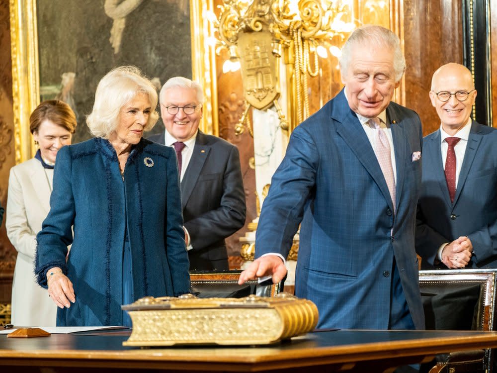 König Charles III. und Königsgemahlin Camilla haben sich nun auch im Goldenen Buch der Stadt Hamburg verewigt. (Bild: imago/Chris Emil Janßen)