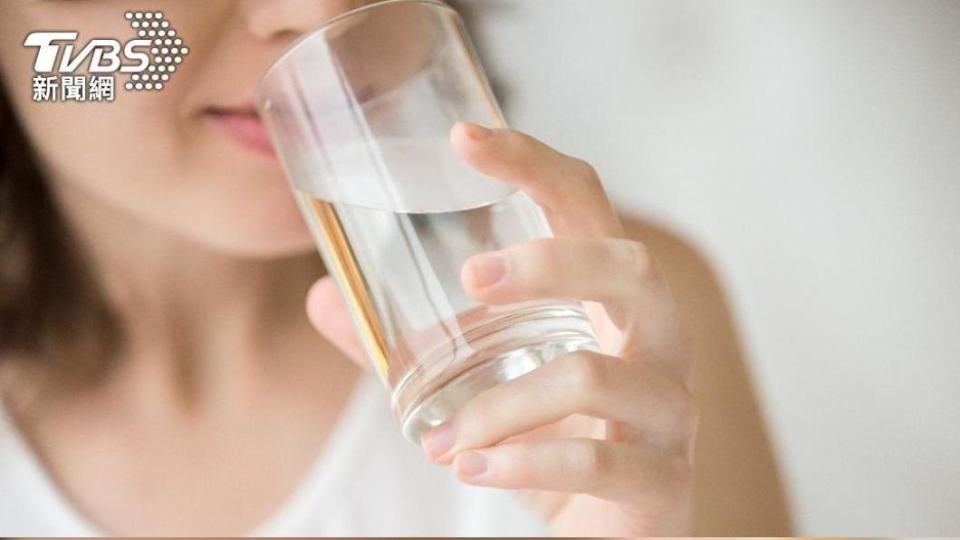 睡前1至2小時減少喝水，可降低夜尿情況發生。（示意圖／shutterstock 達志影像）