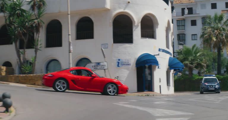 Culpa mía cuenta con escenas de corridas y persecuciones automovilísticas rodadas en los espectaculares paisajes de la Costa del Sol española