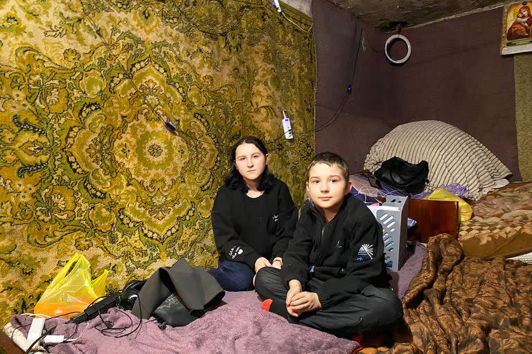 Los hermanos ucranianos Nastia, de 15 años, y Denis, de 10 años, viven desde hace un año encerrados en un sótano del Donbass. (Elisabetta Piqué)