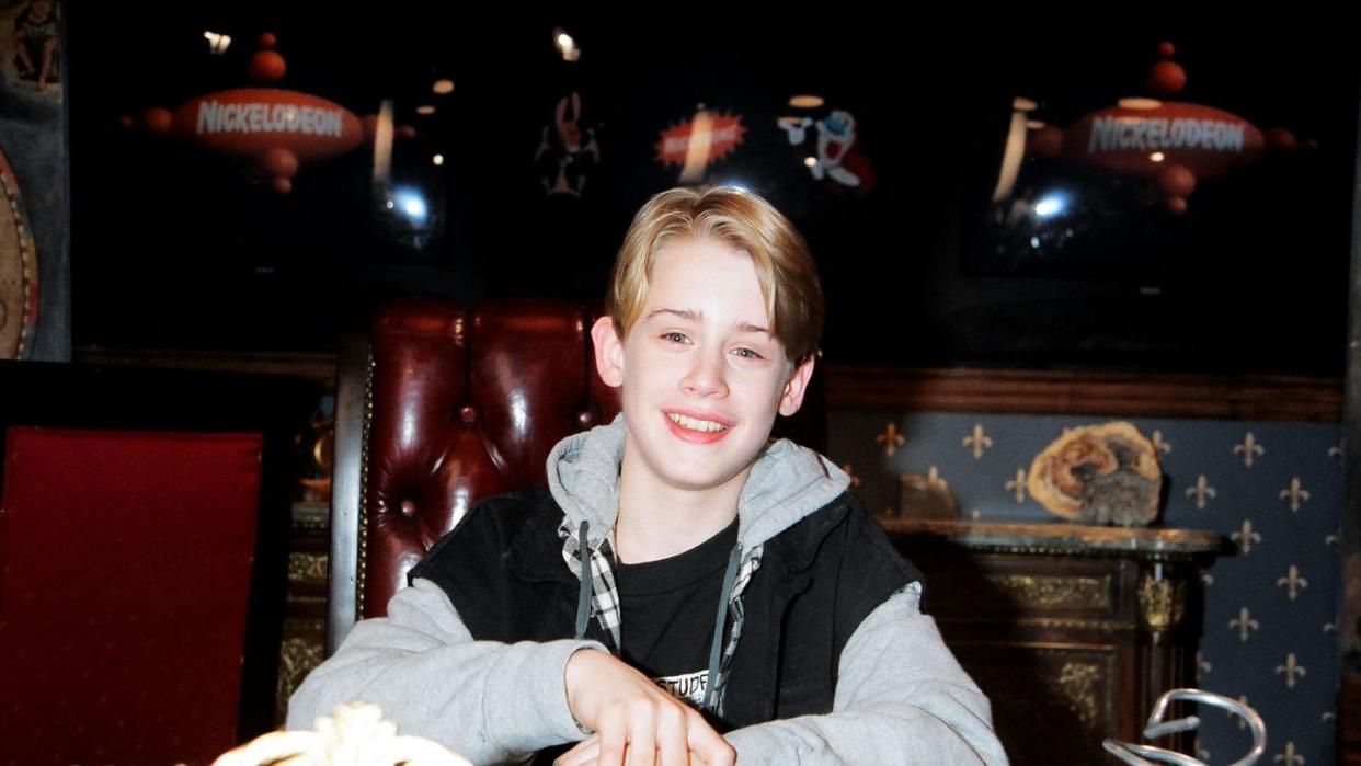 nickelodeon and macaulay culkin on the set of richie rich