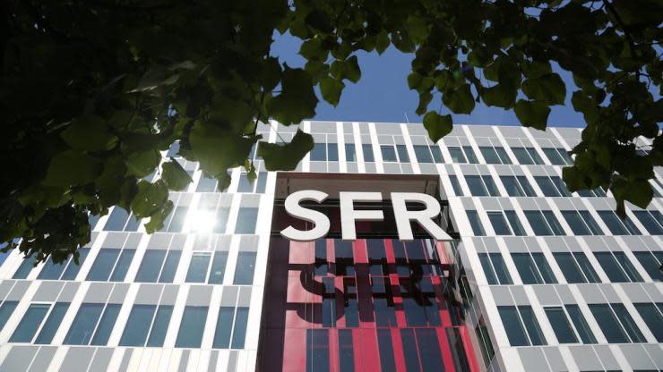 Façade du campus SFR à Saint-Denis