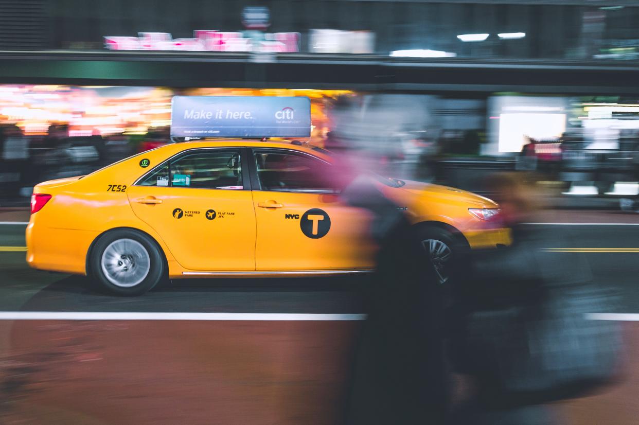 <span class="caption">Les chercheurs ont récolté les enregistrements de plus d’un milliard de courses dans les célèbres taxis jaunes entre janvier 2009 et juin 2016. </span> <span class="attribution"><a class="link " href="https://unsplash.com/photos/B40Coqg3KLI" rel="nofollow noopener" target="_blank" data-ylk="slk:Unsplash;elm:context_link;itc:0;sec:content-canvas">Unsplash</a>, <a class="link " href="http://creativecommons.org/licenses/by-sa/4.0/" rel="nofollow noopener" target="_blank" data-ylk="slk:CC BY-SA;elm:context_link;itc:0;sec:content-canvas">CC BY-SA</a></span>