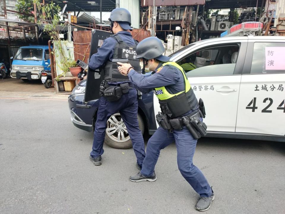 土城警分局攔截圍捕防搶演練。（土城警分局提供）