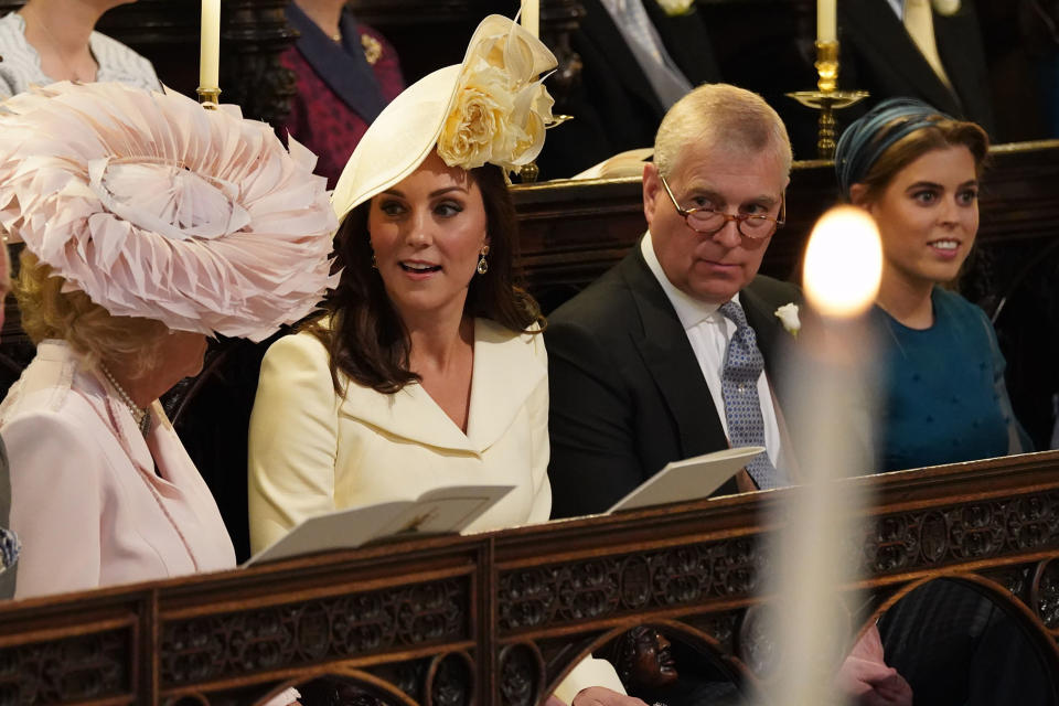 <p>Was Herzogin Camilla hier Herzogin Kate wohl gerade erzählt? Das werden wir vermutlich nie erfahren, was wir aber wissen ist, dass Kates primelgelbes Kleid von Alexander McQueen stammt.(Bild: Getty Images) </p>