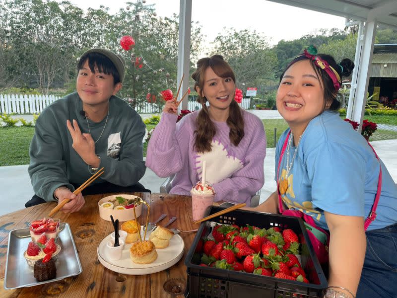 ▲《食尚玩家瘋狂總部》由李易（左起）、林莎、大文主持，帶觀眾探索台灣各地美食。 (圖／TVBS提供)
