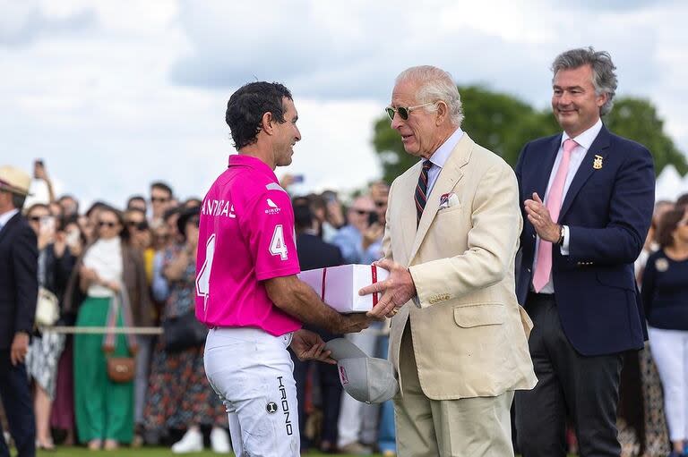 El rey Carlos III y la distribución de premios, en este caso a Alejandro Muzzio, uno de los pilares de Talandracas y elegido MVP de la final