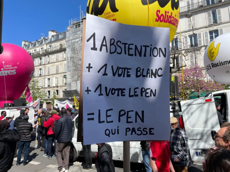 <p>"1 Abstention + 1 vote blanc + 1vote Le Pen = Le Pen qui passe"</p> 
