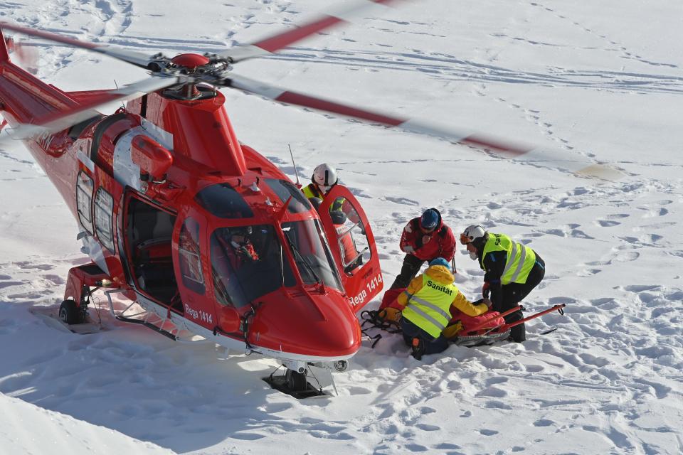 TOPSHOT - US Tommy Ford is evacuated on a stretcher by helicopter after falling while competing in the round 1 of the Men's Giant Slalom race during the FIS Alpine ski World Cup on January 9, 2021, in Adelboden. (Photo by Fabrice COFFRINI / AFP) (Photo by FABRICE COFFRINI/AFP via Getty Images)