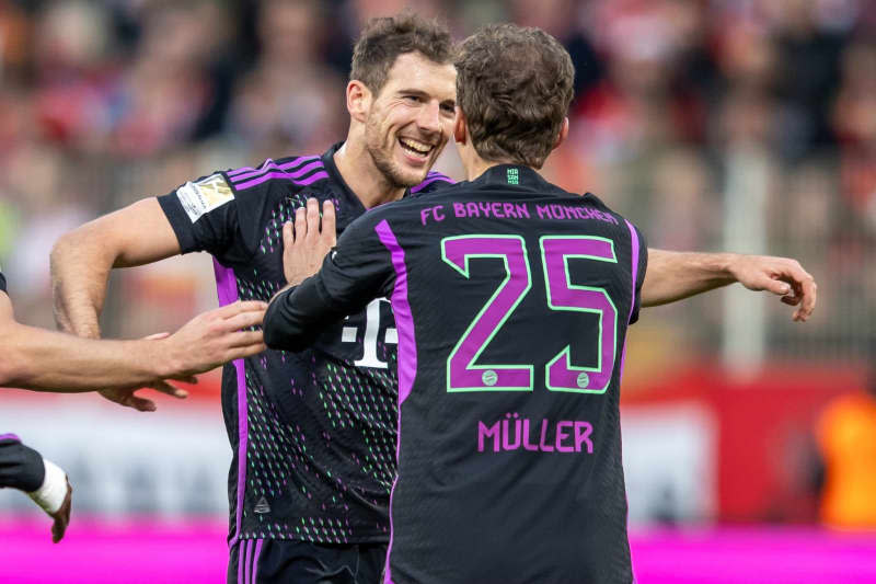 Bayern Munich's Thomas Mueller celebrates scoring his side's fifth goal with teammate Leon Goretzka (L) during the German Bundesliga soccer match between 1. FC Union Berlin and Bayern Munich at An der Alten Foersterei. Andreas Gora/dpa