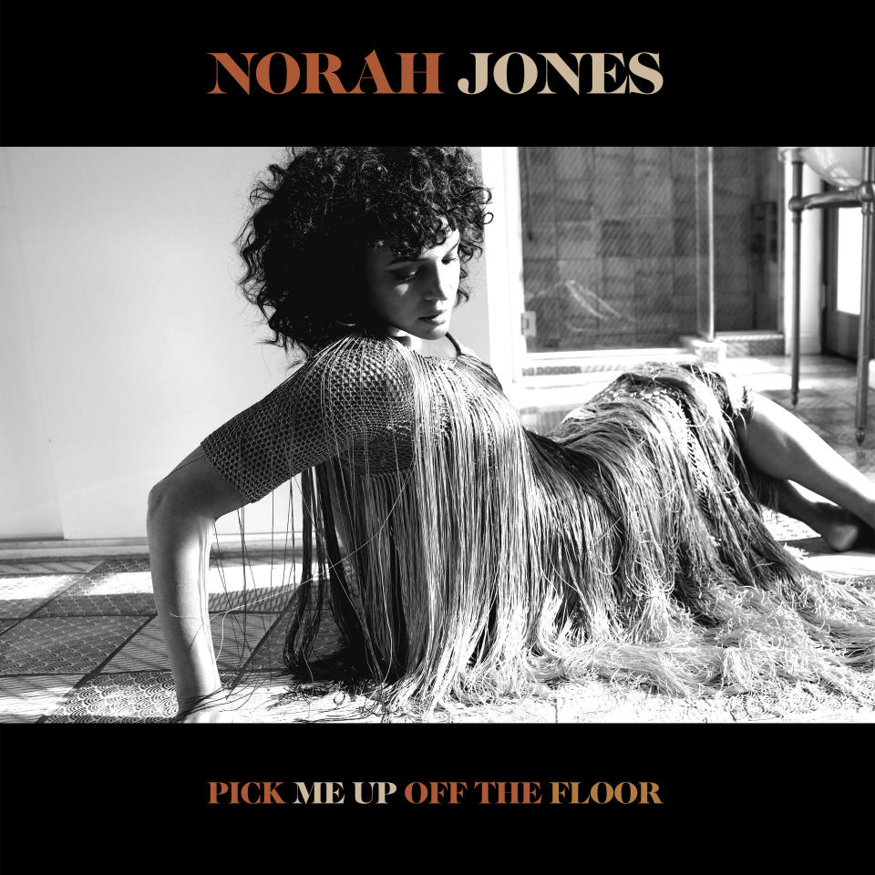 En esta imagen difundida por Blue Note Records, la portada del nuevo álbum de Norah Jones, "Pick Me Up Off the Floor". (Blue Note vía AP)
