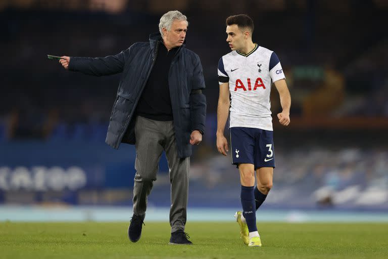 Jose Mourinho conversa con el español Sergio Reguilon durante el partido entre Everton y Tottenham