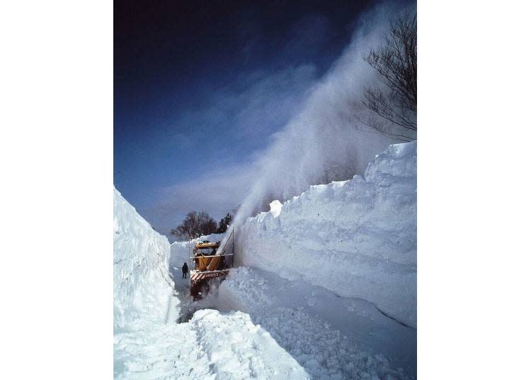 為開通進行的除雪作業