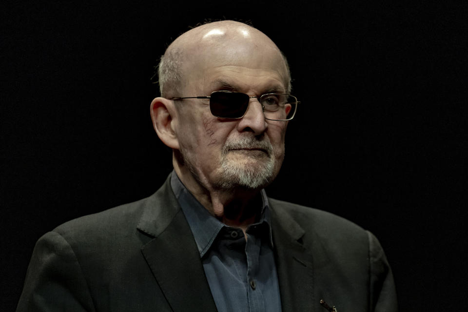 ARCHIVO - Salman Rushdie posa para un retrato para promocionar su libro "Knife: Meditations After an Attempted Murder", en el Deutsches Theatre de Berlín, Alemania, el jueves 16 de mayo de 2024. Hadi Matar, el hombre acusado de apuñalar a Rushdie, rechazó un acuerdo de culpabilidad el martes. del 2 de julio de 2024, que habría reducido su pena de prisión estatal, pero lo habría expuesto a un cargo federal relacionado con terrorismo, dijo el abogado del sospechoso. (Foto AP/Ebrahim Noroozi, archivo)