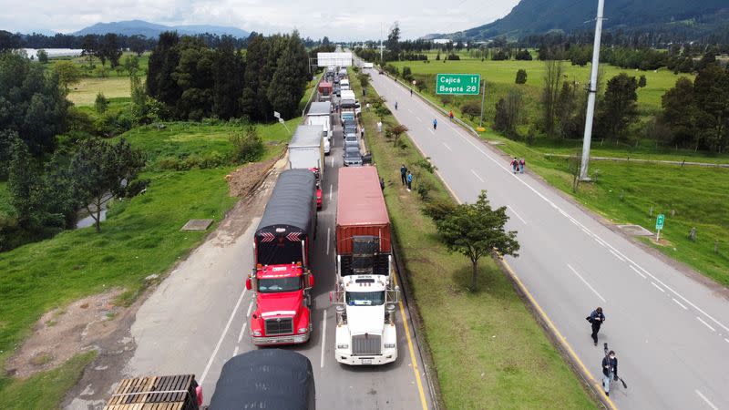 Foto de archivo. Camiones bloquean una carretera durante una protesta contra el Gobierno del presidente Iván Duque en Zipaquirá