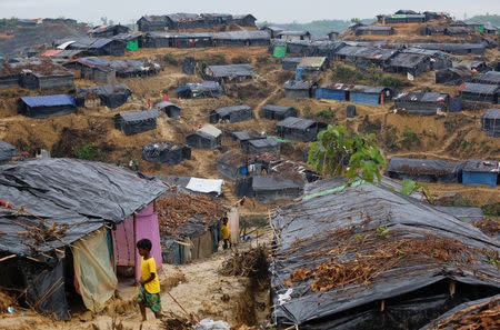 Rohingya refugees play outside their temporary shelters at a camp in Cox's Bazar, Bangladesh September 18, 2017. REUTERS/Danish Siddiqui