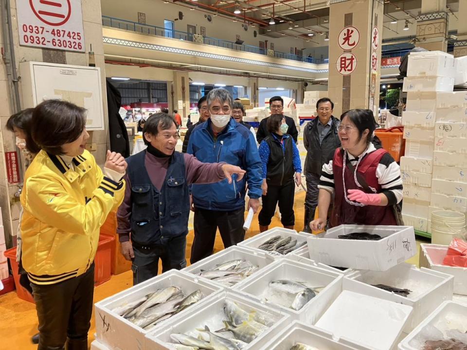 台中市副市長王育敏一早視察批發市場，了解春節民生供應，魚貨價格小幅上漲，但在合理範圍。（圖：中市府提供）