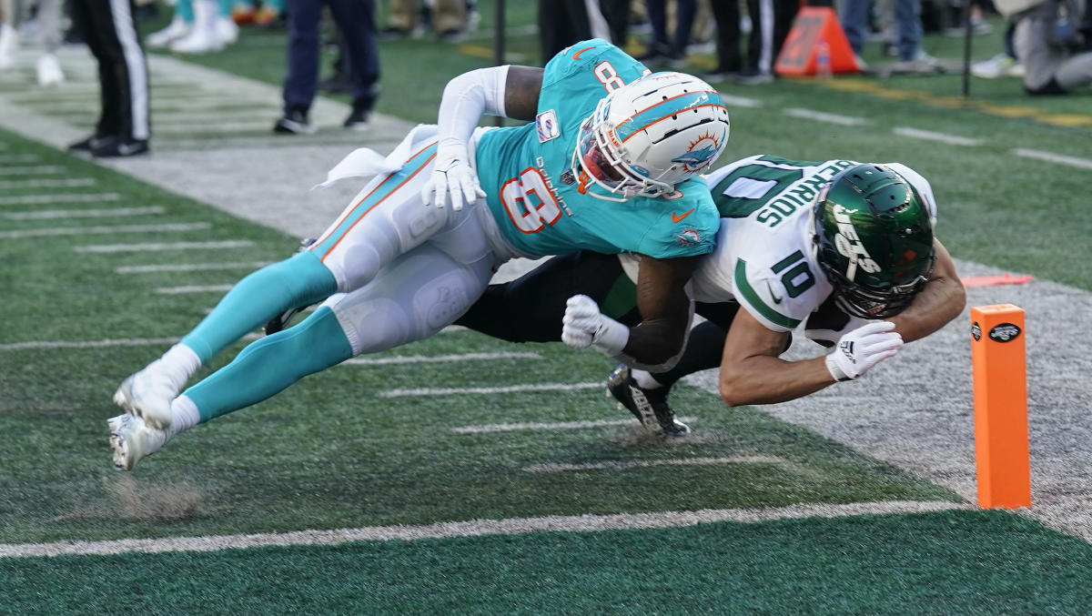 Miami Dolphins wide receiver Braxton Berrios (0) runs drills