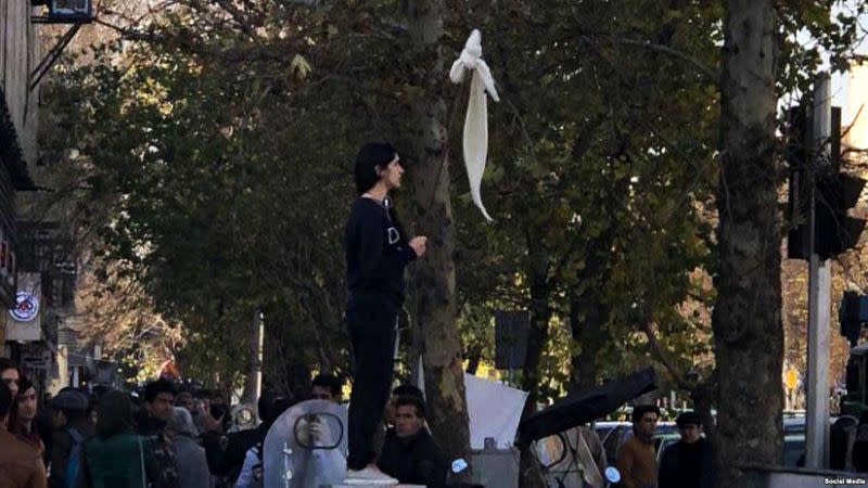 Vida Movaheds schwenkt ihr Kopftuch bei einer Demonstration gegen den Hidschab-Zwang, die im Februar im Iran stattfand, an einem Stock. (Bild: Ay-Collection//SIPA/Rex/Shutterstock)