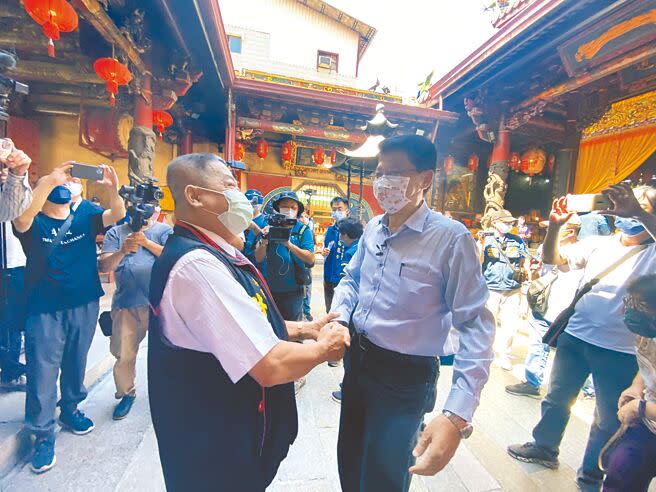國民黨台南市長參選人謝龍介（右）持續進行「百廟祈福」，主打為庶民發聲。（本報資料照片）