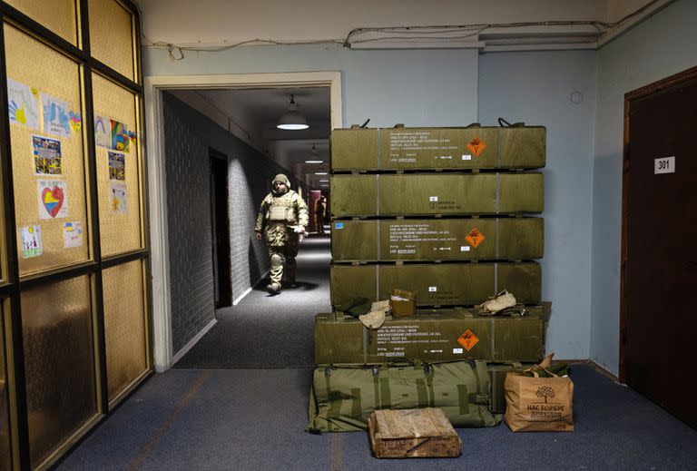 Contenedores vacíos de armas antitanque alemanas en una base militar en Kiev, Ucrania.  (Lynsey Addario/The New York Times)