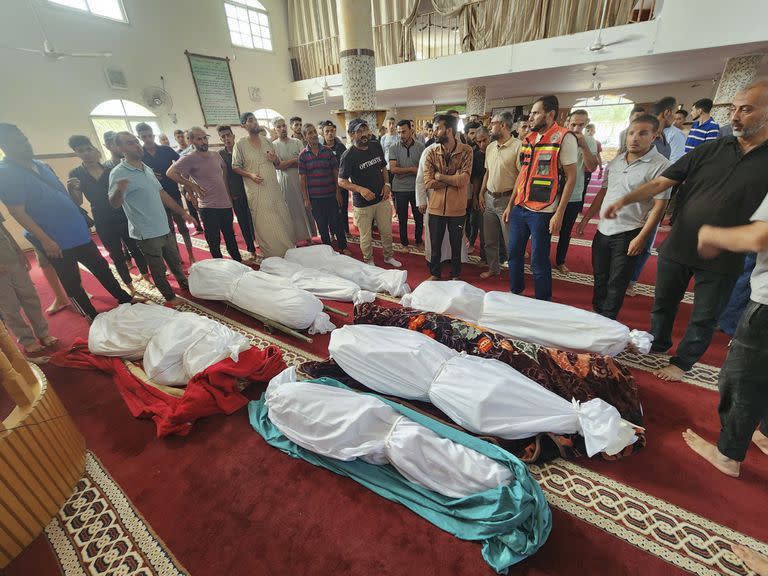 Familiares junto a los cuerpos de la familia Abu Dagga, muertos en un ataque aéreo israelí, durante su funeral en Khan Younis, sur de la Franja de Gaza, sábado 7 de octubre de 2023.