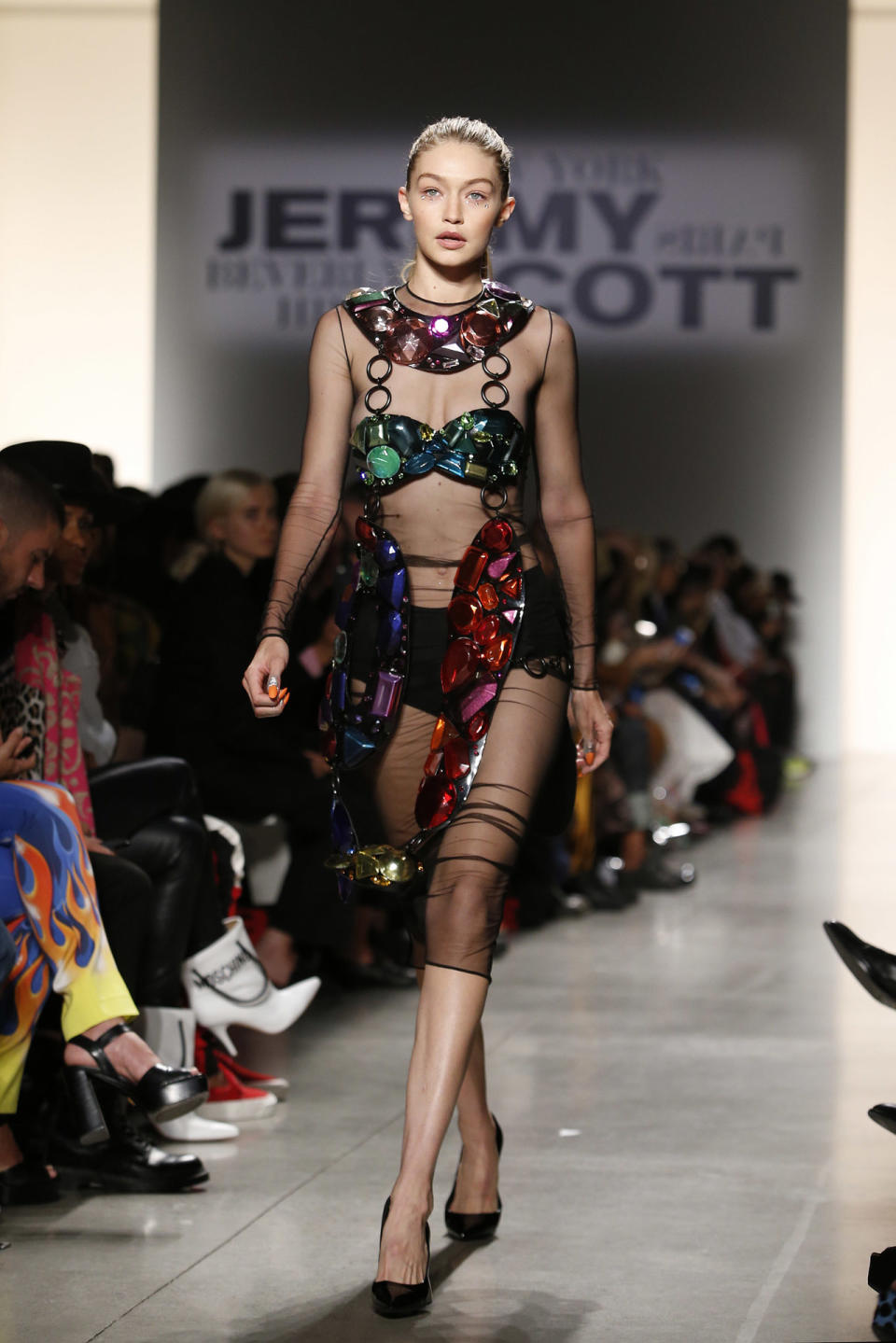 Schon seit 20 Jahren beweist Jeremy Scott Mut in Sachen Mode – so natürlich auch bei der New York Fashion Week 2017. Der Designer setzte dieses Jahr auf jede Menge transparente Stoffe und im Fall von Gigi Hadid auf überdimensionale Schmucksteine. (Bild-Copyright: Jason DeCrow/AP Photo)