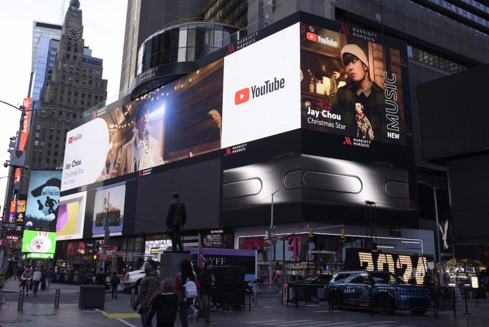 周杰倫的MV在紐約街頭輪播。（圖／杰威爾）