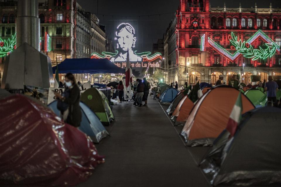 Aspectos del campamento instalado en el Zócalo de la capital mexicana por un grupo que pide la renuncia del presidente Andrés Manuel López Obrador (Frente Nacional Anti-AMLO, FRENAAA).  |   Foto: Carlo Echegoyen / Animal Político 