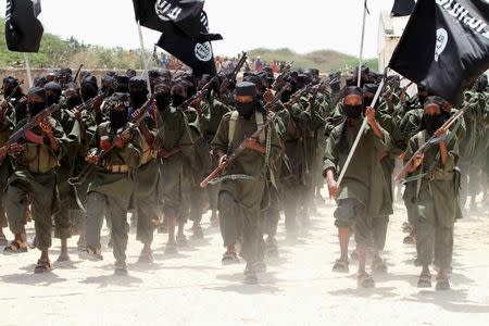 FILE PHOTO: New recruits of Somalia's al-Qaeda linked al Shabaab militia march during a passing out parade at a military training base in Afgoye, west of Mogadishu, Somalia February 17, 2011. REUTERS/Feisal Omar/File Photo