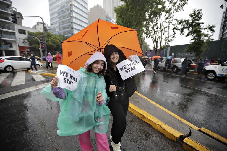 Las fans de Taylor Swift durante la espera bajo la lluvia para ingresar al recital, en el estadio Monumental