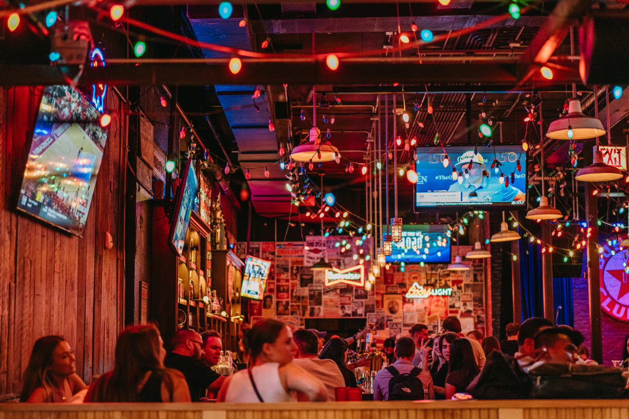 Parroquianos de un bar en el barrio de River North en Chicago, el 14 de julio de 2022. (Jamie Kelter Davis/The New York Times)
