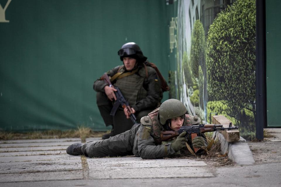 Ukrainische Soldaten beziehen Stellung in der Innenstadt von Kiew, Ukraine. Februar 2022