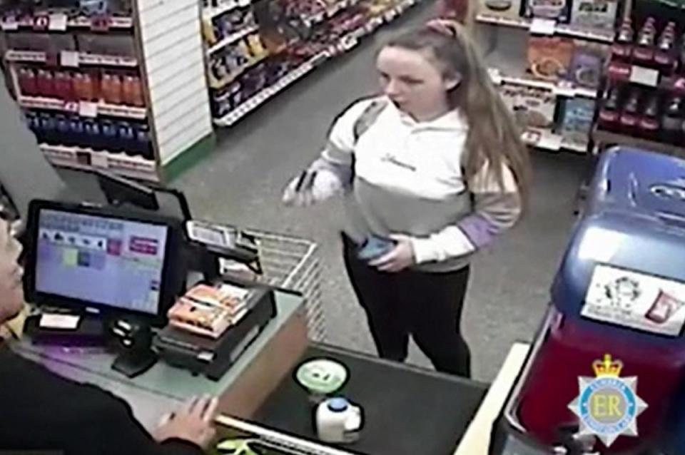 Captura de pantalla de las cámaras de seguridad de la policía de Cumbria en la que se ve a Eleanor Williams comprando en una tienda de conveniencia, en un momento en el que, según ella, estaba siendo víctima de trata de personas (PA)