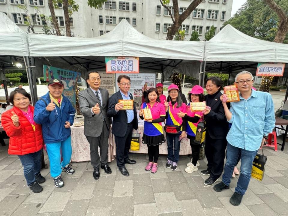 《圖說》訪問團與市集攤販熱情合影。〈板橋公所提供〉