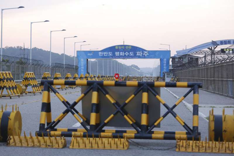<cite>南韓坡州市非軍事區板門店統一橋上的路障。（美聯社）</cite>