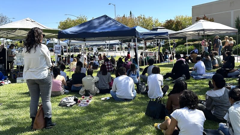 加州聖克拉拉大學和平示威 聖克拉拉大學學生今天首度在校方人員陪同下，在草 坪上舉辦一場以「教育計畫」為主題的和平示威。 中央社記者張欣瑜舊金山攝  113年5月2日 
