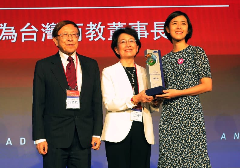 為台灣而教董事長劉安婷（右）獲頒青年傑出創業獎，左為遠見．天下文化事業群創辦人高希均、中為遠見．天下文化事業群發行人王力行。關立衡攝